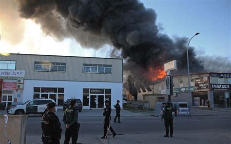 Im Genes Del Incendio De La Nave De Pinturas Del Pol Gono Industrial