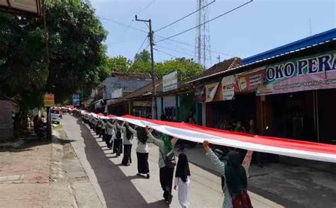 Kirab Hari Santri Bendera Merah Putih Sepanjang 1 Kilometer Diarak Di