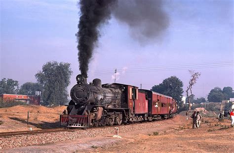 Bicarbonato Tira Mancha De Sangue - Vrindavan Branch. | India railway, Old train, Steam engine trains