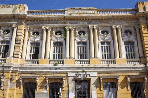 Antiguo edificio colonial en ruinas en la ciudad amurallada de ...