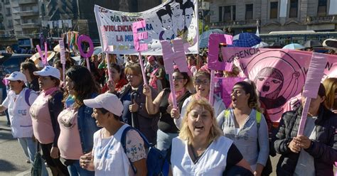 Militantes Feministas Marchan A Plaza De Mayo Contra La Violencia