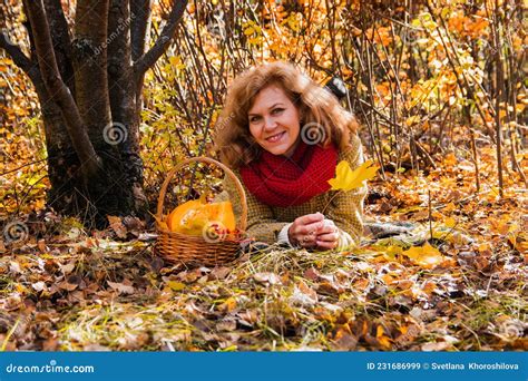 Portrait D Une Femme De 40 Ans Sous Un Arbre Dans Un Parc D Automne