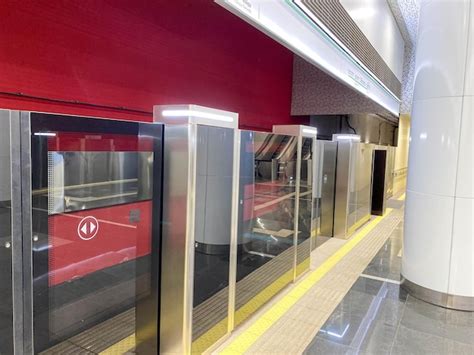 Sistema de plataforma de porta automática em uma nova estação de metrô