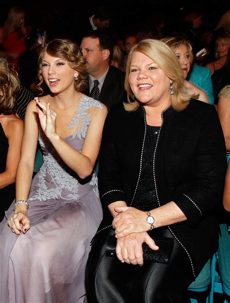 Taylor Swift & Her Mom Andrea | Access Online