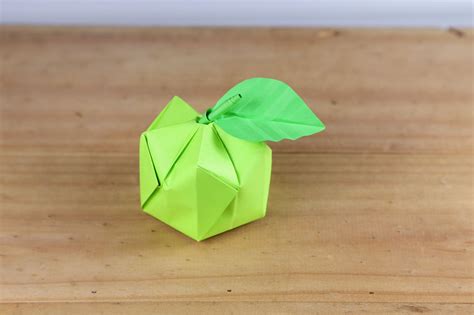 This Is How To Make A 3 D Origami Apple Origami Apple Origami Quilt Origami Design