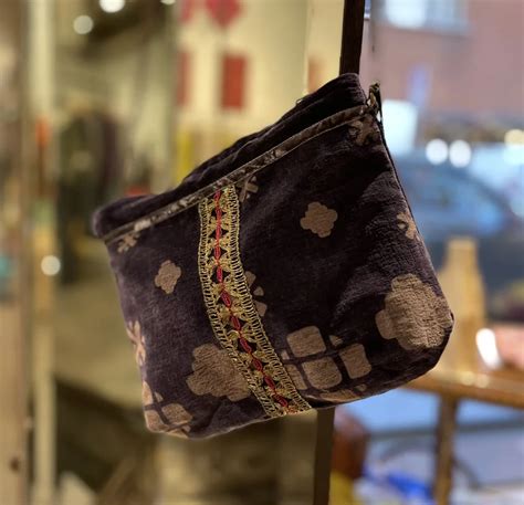 Una Capsule Di Borse Uniche E Preziose Insieme A L Sac Blue Deep Store