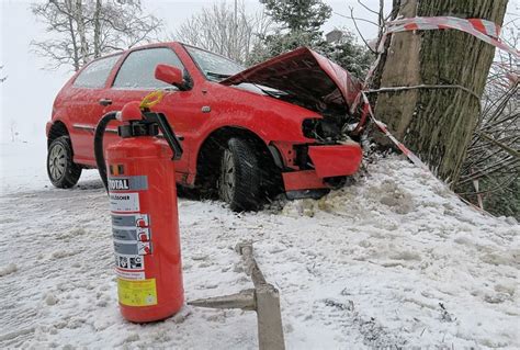 Walthersdorf Kontrolle Verloren Pkw Prallt Gegen Baum Blick