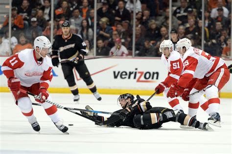 Ducks vs. Red Wings Game 1 update: Tied after two, Jimmy Howard avoids ...