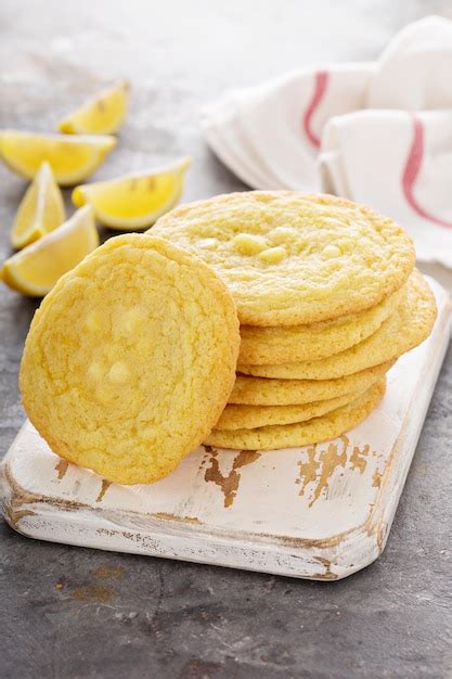 Galletas de limón con trozos de chocolate blanco Foto Premium