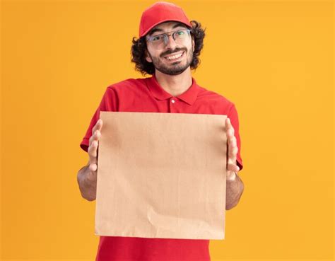 Repartidor Cauc Sico Joven Alegre En Uniforme Rojo Y Gorra Con Gafas