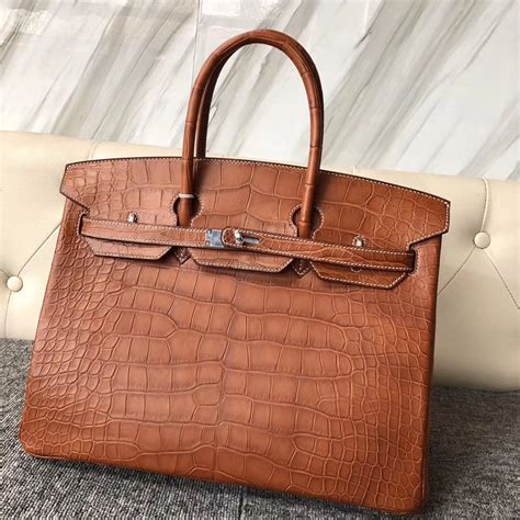 桃园市爱马仕铂金包价格 Hermes Birkin 35cm 雾面美洲鳄 CC34 Fauve 金棕色 Hermès Birkin kelly