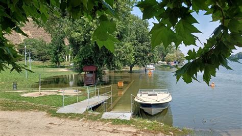 Veoma velik vodostaj reke Tise kod Titela Plaža u Titelu Pas se