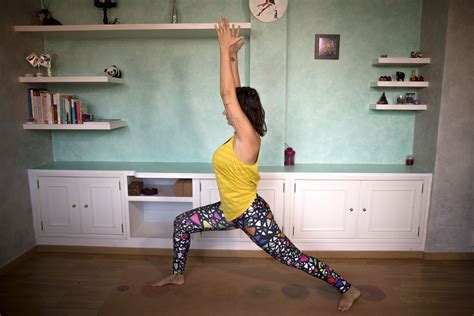 Virabhadrasana O Postura Del Guerrero Yoga Con Blanca