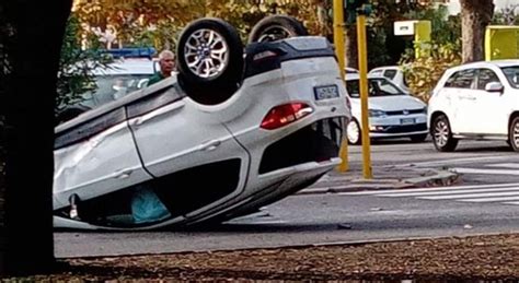 Ostia Incidente All Incrocio Non Si Ferma Al Semaforo L Auto Si