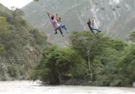 Habitantes de Santander arriesgan sus vidas al cruzar río colgados de