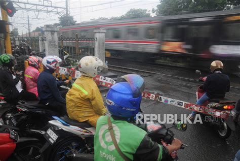 Pintu Perlintasan Krl Di Jalan Masjid Al Makmur Pasar Minggu Akan