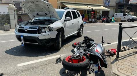 Scontro Tra Un Auto E Una Moto A Gragnano Centauro Ferito