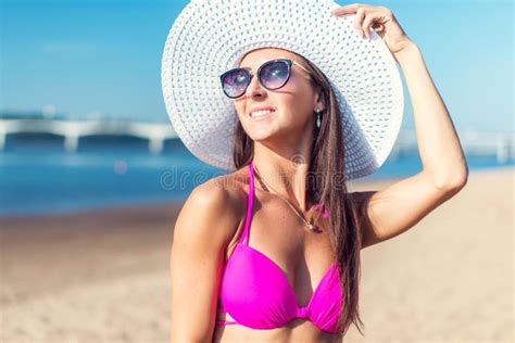 Retrato De La Mujer Joven Hermosa En Bikini En Tomar El Sol De La Playa