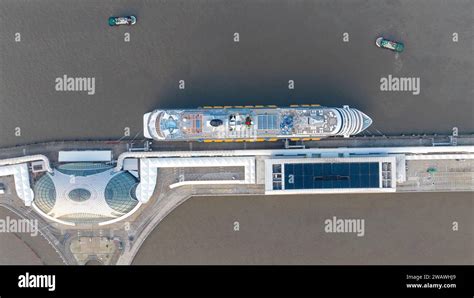 SHANGHAI CHINE 1 JANVIER 2024 le premier grand navire de croisière