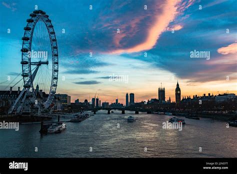 El London Eye y el Palacio de Westminster en el Támesis de Londres