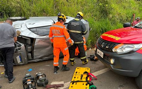 Duas Pessoas Ficam Feridas Após Carro Capotar Na Mgc 491 Em São