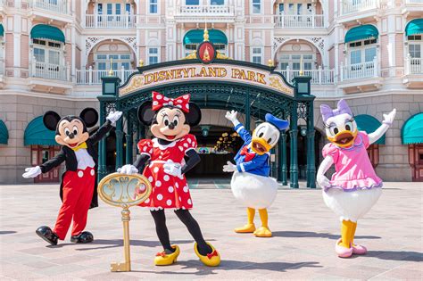 R Ouverture De Disneyland Paris Avec Mickey Minnie Donald Et Daisy