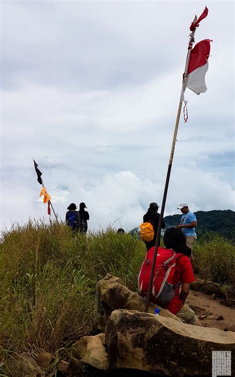 Ini dia puncak Gunung Batu - DAILY VOYAGERS