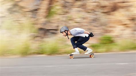 Movimento De Skate E Montanha Homem Na Estrada Para Liberdade De