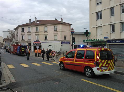 Rh Ne Villeurbanne Lacc S Au Cours Emile Zola Perturb Par Une