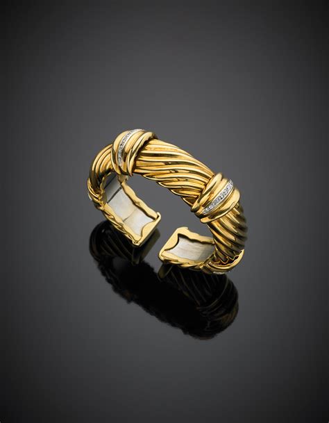 Bracciale Rigido In Oro Giallo Con Nervature A Onda E Rifinito In