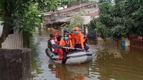 Makassar Banjir Setelah Diguyur Terus Hujan Ratusan Warga Mengungsi