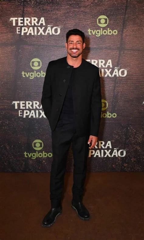 Cauã Reymond que está em novela e faz projeto para Globoplay festeja