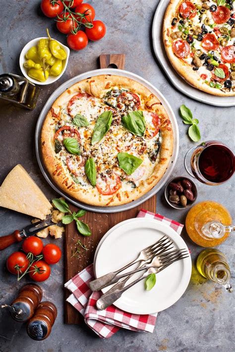 Pizza De Margherita Y De Salchichones Con Albahaca Foto De Archivo