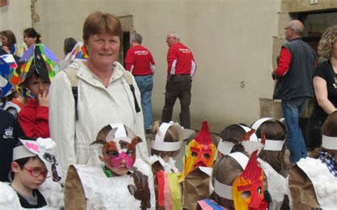 Coles Joyeux Carnaval Dans Les Rues Du Bourg Le T L Gramme