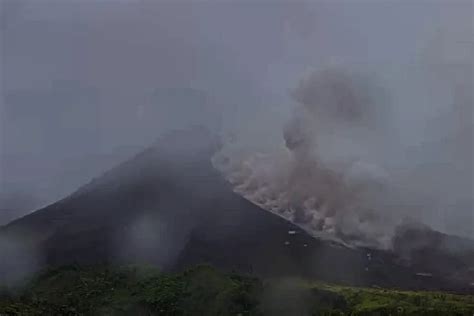 Guguran Lava Teramati Kali Di Gunung Merapi