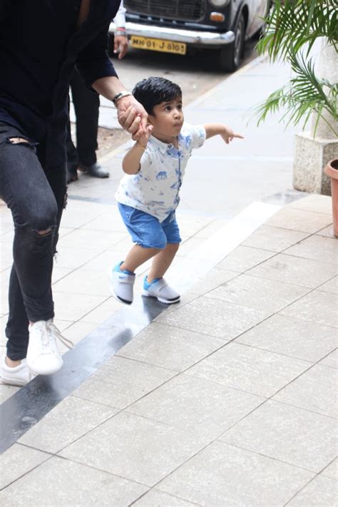 Tushar Kapoor With His Son Lakshya Spotted At Bandra - Filmibeat