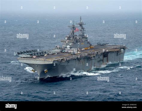 Amphibious assault ship USS Essex (LHD 2) U.S. Navy Stock Photo - Alamy