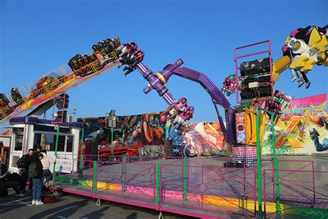 les manèges de la fête foraine animent lesplanade de La Barre en mars