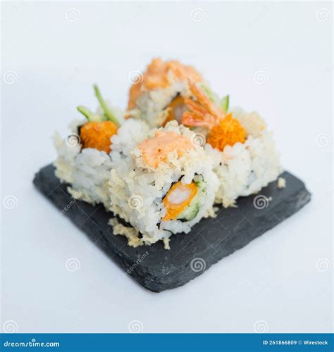 Rollo De Sushi Fresco Y Delicioso Tradicional Sobre Fondo Blanco Sobre