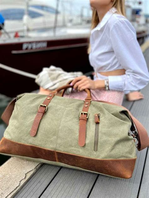 Мужская лаконичная дорожная сумка из натуральной кожи зеленого цвета ...