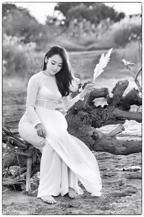 Hot girl Lào bị nhầm tưởng gái Việt khi mặc áo dài