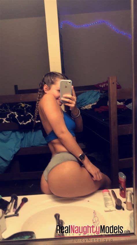 Teen Shows Off Amazing Ass In Mirror Shot Porn Photo Eporner