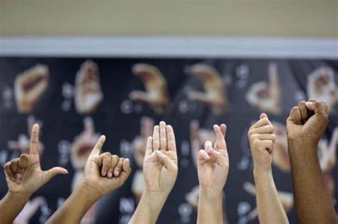 Tudo sobre Dia Nacional da Língua Brasileira de Sinais