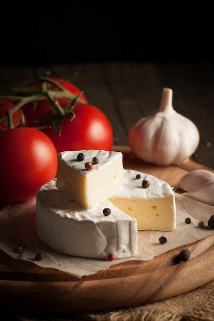 Queijo Camembert E Brie Em Fundo De Madeira Com Tomate Alface E Alho