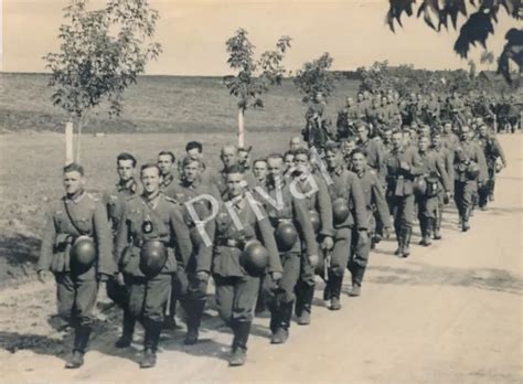 FOTO PK WK II Wehrmacht Soldaten Vormarsch Uniform Stahlhelm L1 09 EUR