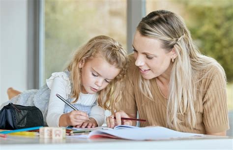 La Mère Aide Une Jeune Fille à Faire Ses Devoirs Scolaires Ou Son