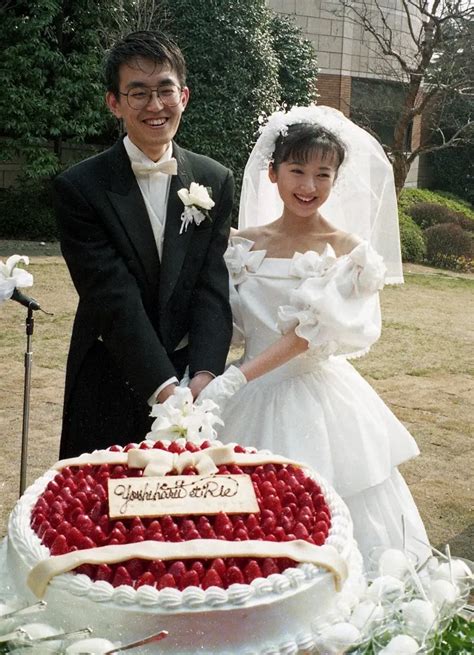 1996年、イチゴが敷き詰められたケーキに笑顔で入刀する羽生夫妻 ― スポニチ Sponichi Annex 芸能