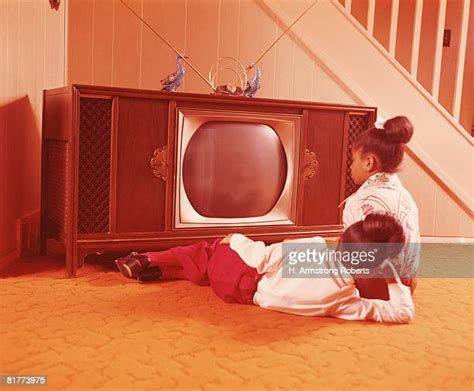 2 Girls Watching Tv Imagens E Fotografias De Stock Getty Images