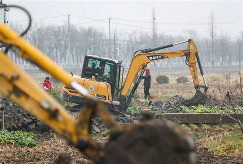 人勤春来早，春耕备耕忙！松江田间地头春潮涌动化肥农田村民