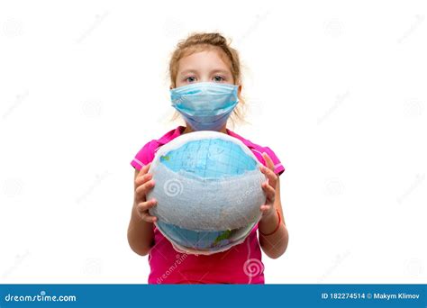 Un Bambino Con Una Maschera Medica Tiene In Mano Un Globo Avvolto In